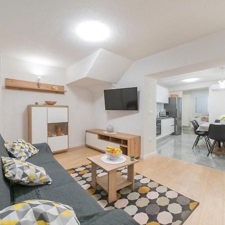 Apartmani Mara Kaštela エクステリア 写真
