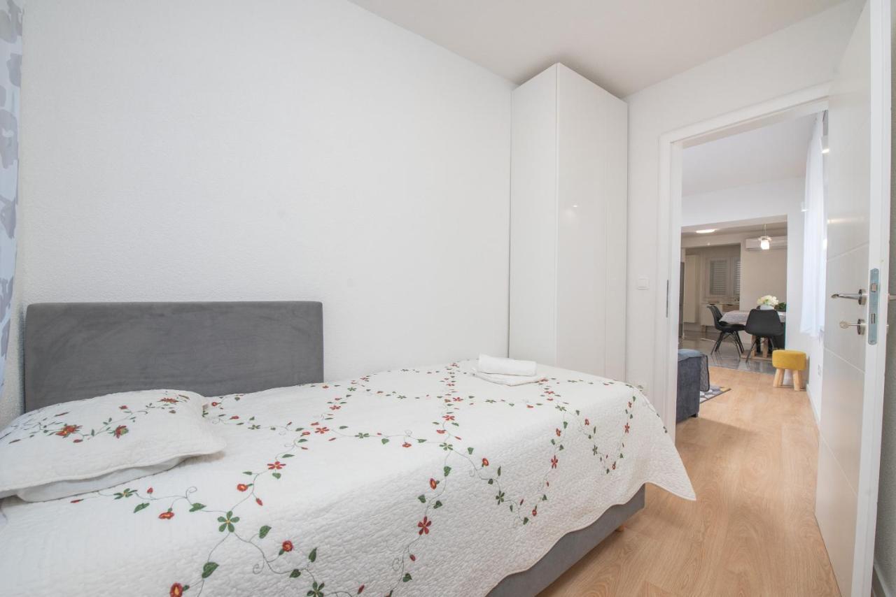 Apartmani Mara Kaštela エクステリア 写真