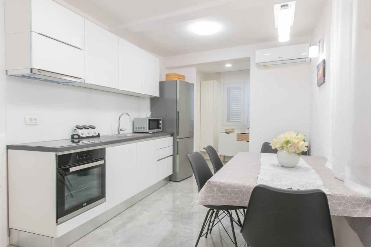Apartmani Mara Kaštela エクステリア 写真
